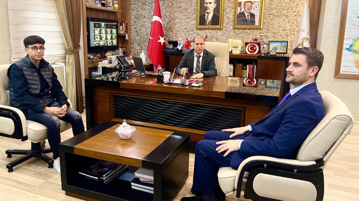 Okul Müdürümüz Selman ÇINAR İl Özel İdaresi Genel Sekreteri Sayın Abdulkadir ÖZER'i makamında ziyaret etti.