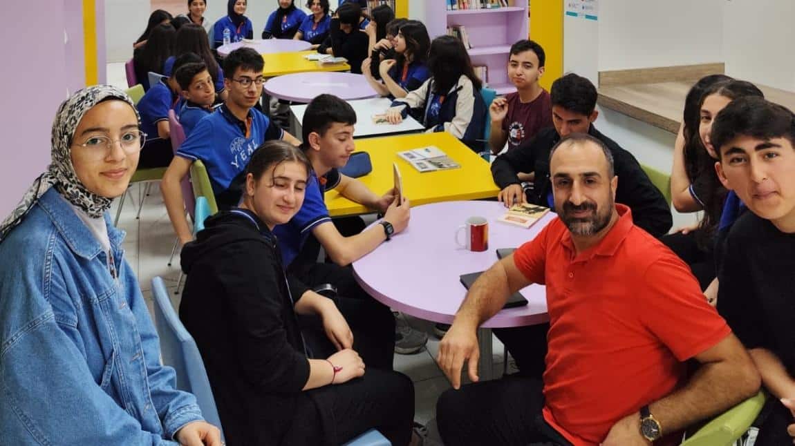 Edebiyat öğretmenlerimizden Fatih TEKİN başkanlığında okulumuz okuma gruplarındaki öğrenciler kütüphanede toplantı yapıldı.