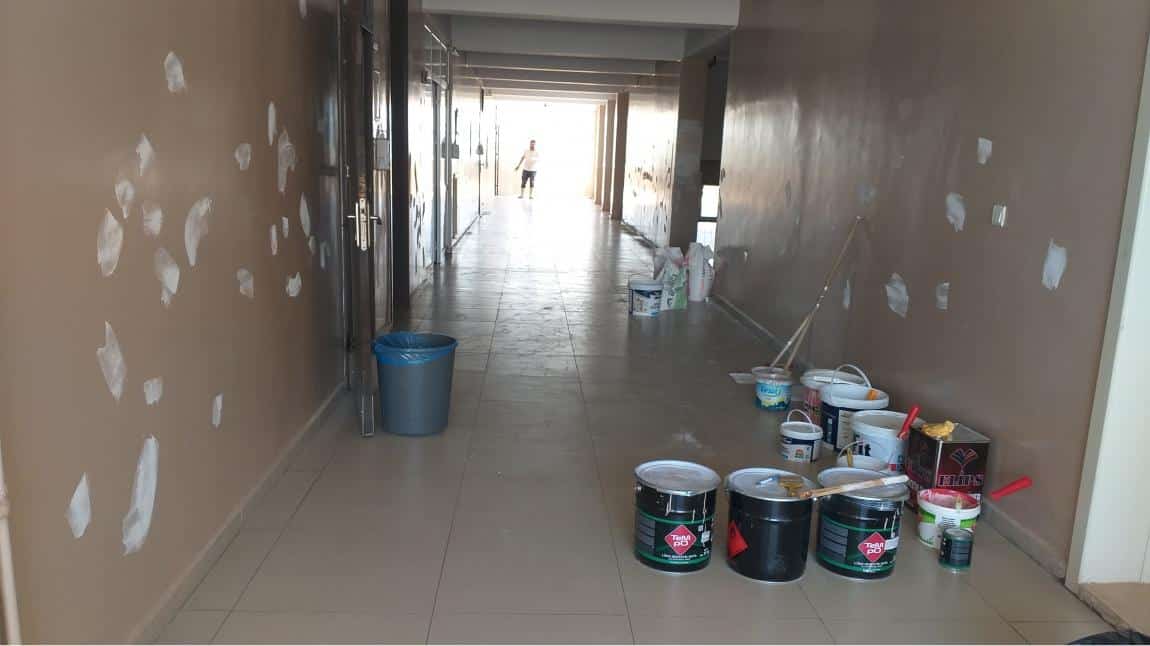 Okulumuzun koridor ve sınıfların boyası dökülen veya kirlenen yerleri boyandı.