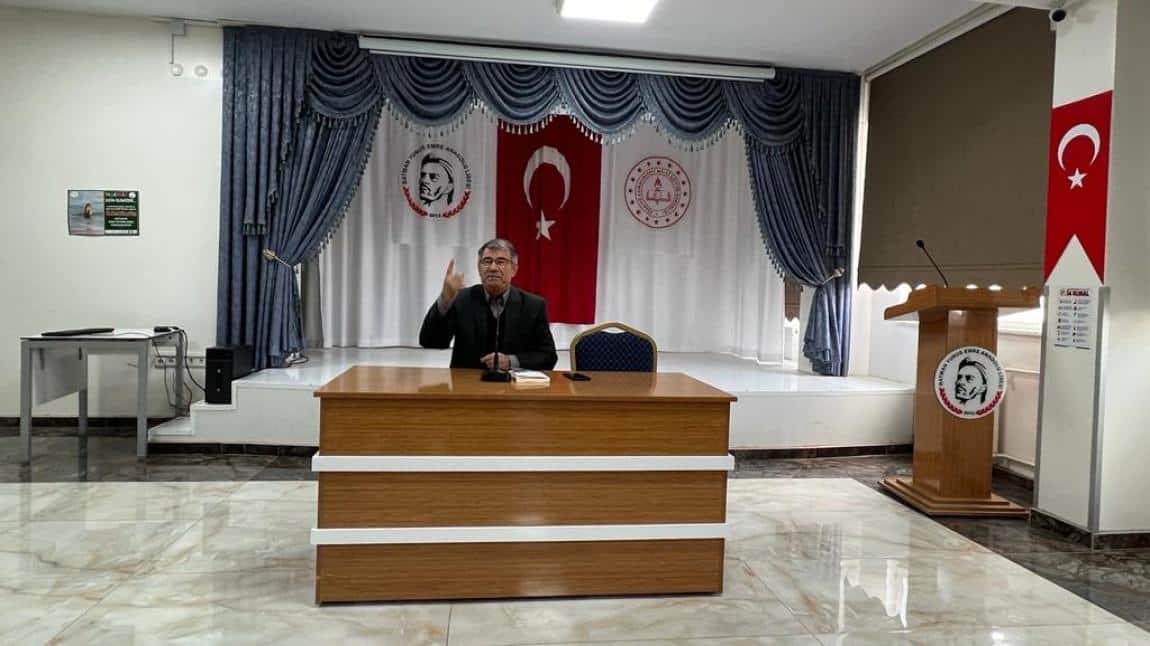 Araştırmacı  Yazar Muhammet Zeki Mirzaoğlu okulumuz konferans salonunda peygamber otoritesinin evrenselliği ve adabımuaşeret seminer verdi ardından öğrencilerimize imzalı kitaplarından hediye etti